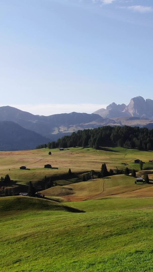 航拍意大利阿尔卑斯山区原生态田园风光视频的预览图