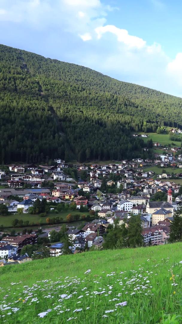 被山谷环绕的欧洲乡村田园村庄风光延时视频视频的预览图