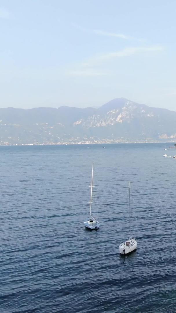 航拍意大利著名旅游胜地加尔达湖实拍视频视频的预览图