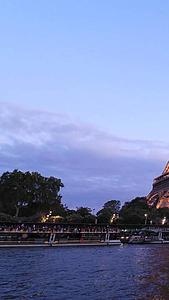 法国首都巴黎地标埃菲尔铁塔夜晚亮灯延时视频视频的预览图