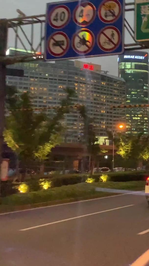 公交车窗外的城市夜景视频的预览图