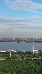 航拍武汉地标国际博览中心和杨泗港长江大桥视频的预览图