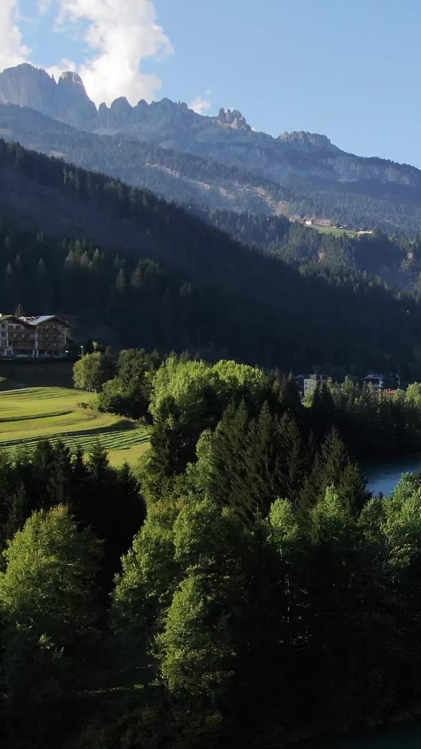 无人机航拍阿尔卑斯山蓝色的高山湖泊全景视频的预览图