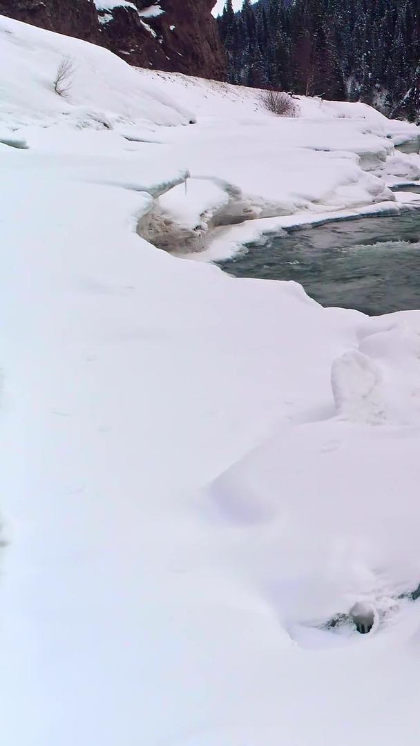 无人机低空拍摄溪水冰雪消融视频的预览图