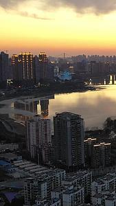 航拍晚霞下的武汉沙湖和住宅区视频的预览图