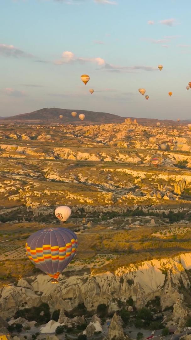 土耳其乘热气球迎接日出实拍视频的预览图