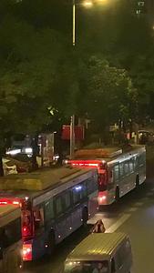 广东市区街道车流夜景视频的预览图