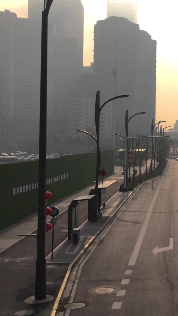 新型冠状肺炎封城交通管制的长江隧道入口视频的预览图