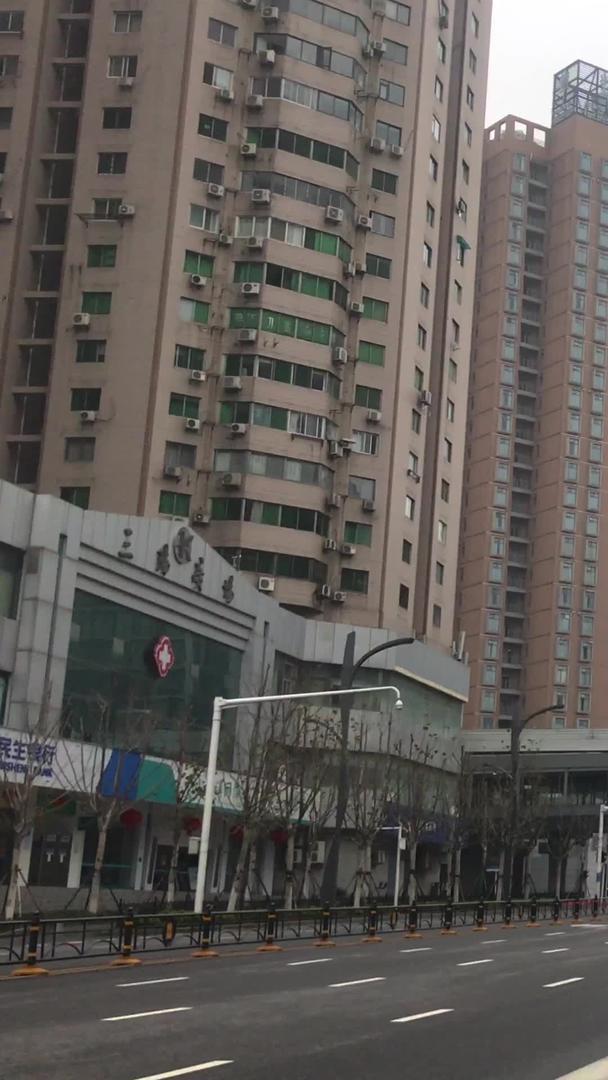武汉新冠肺炎封城后空旷的道路和公交车站台视频的预览图