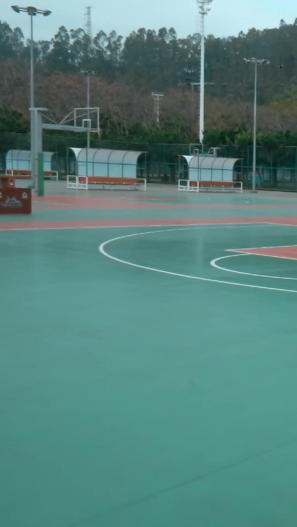 清晨的篮球操场视频的预览图