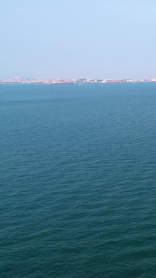 航拍远洋货轮进入繁忙的港口视频的预览图