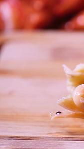 澳洲大龙虾美食制作视频的预览图