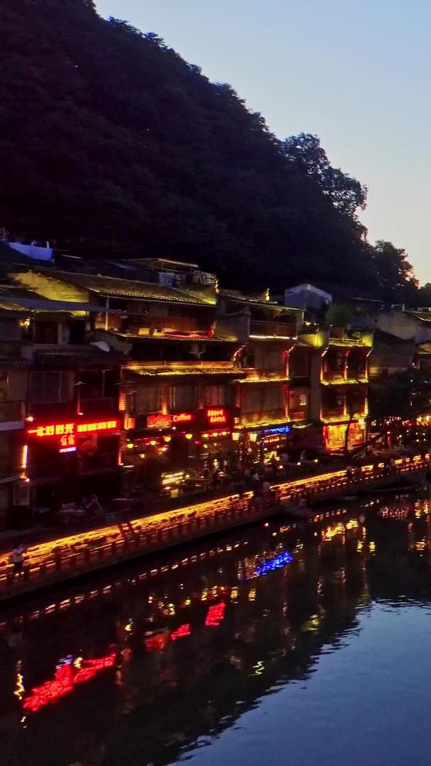 湖南凤凰古城夜景航拍视频的预览图