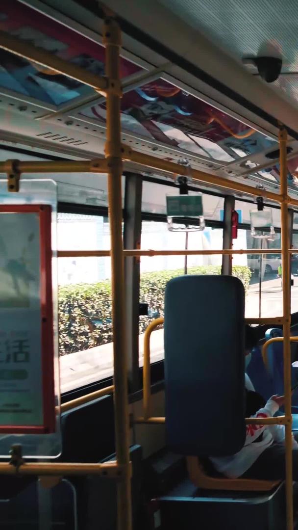 实拍疫情期间青岛公交绿色出行戴口罩的人升格镜头视频的预览图