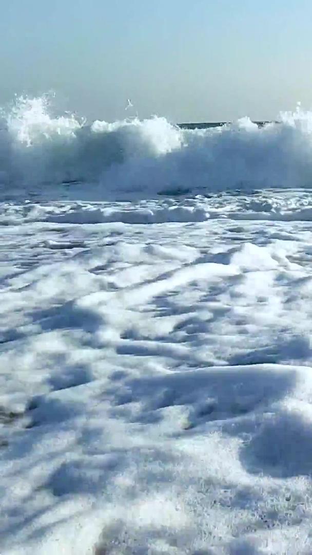 海边海浪特写视频视频的预览图