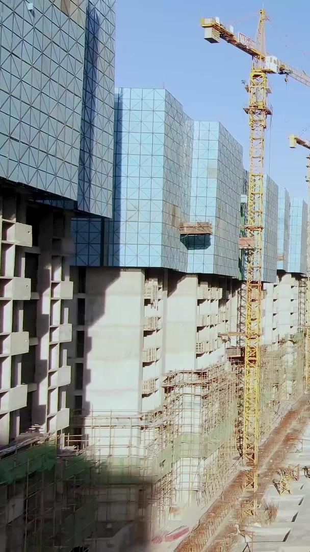 航拍工地建设中的高层楼房视频的预览图