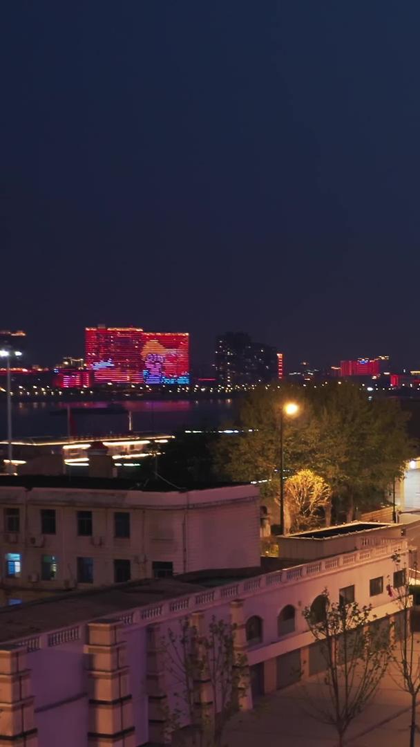 航拍武汉地标建筑夜景江汉关教堂视频的预览图