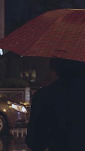 城市雨夜打伞的行人视频的预览图