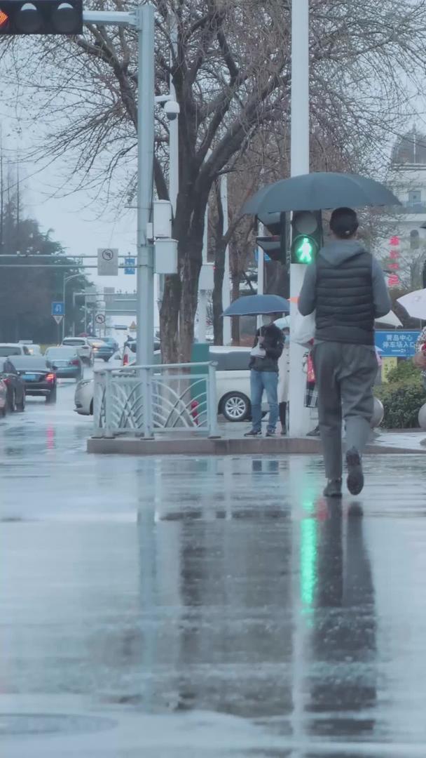 实拍雨天的人群过马路脚步视频的预览图