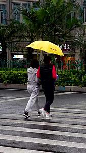 下雨天撑伞过马路的行人合集视频的预览图