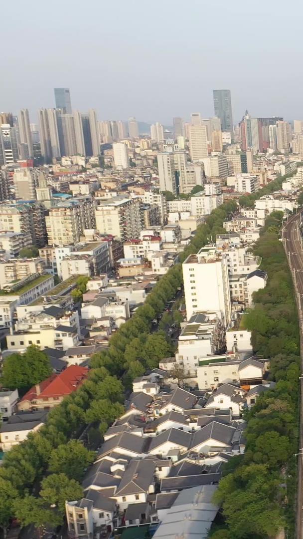 航拍武汉城市旅游地标建筑黄鹤楼风光素材视频的预览图