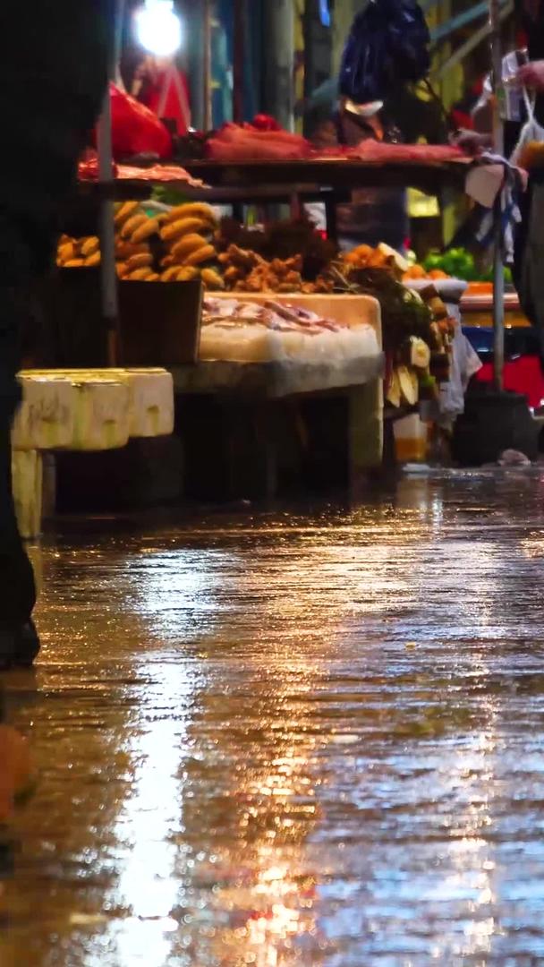 下雨天市场上行人的步伐视频的预览图
