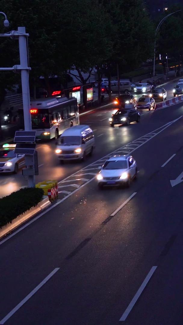 城市晚高峰车水马龙的街道夜景视频的预览图