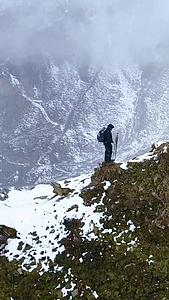 攀登雪山视频的预览图