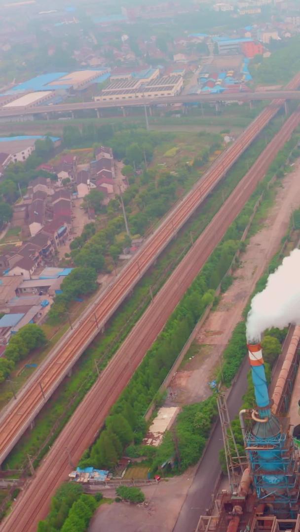 航拍工业污染钢铁厂视频的预览图