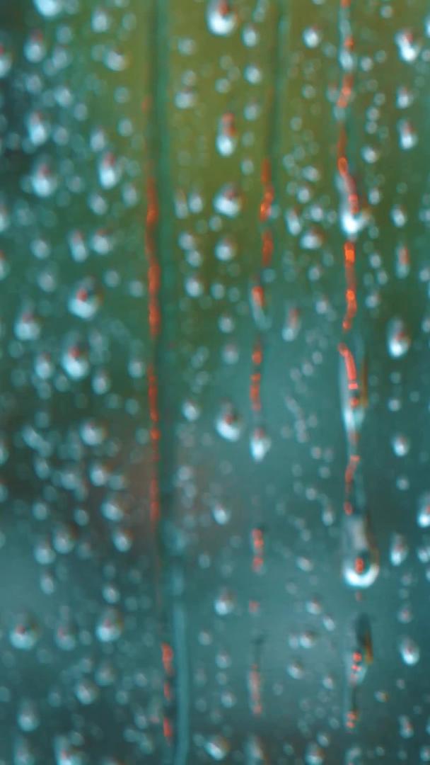 雨天的玻璃雨滴视频的预览图