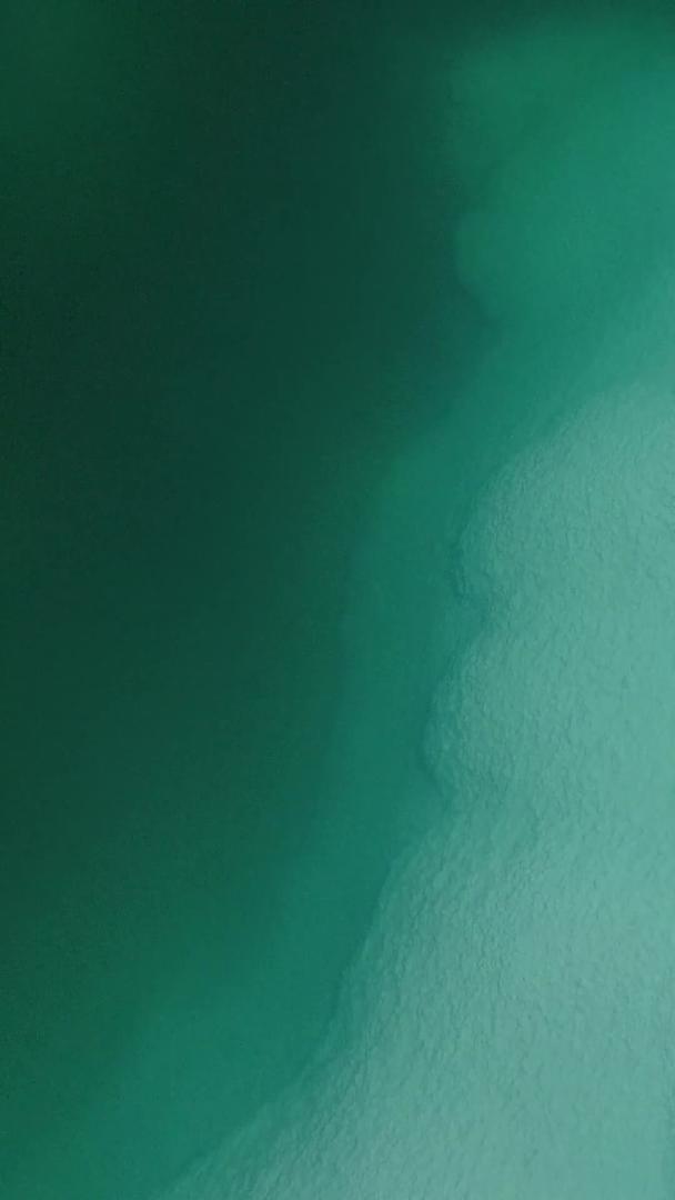 青海海西网红景区翡翠湖视频的预览图
