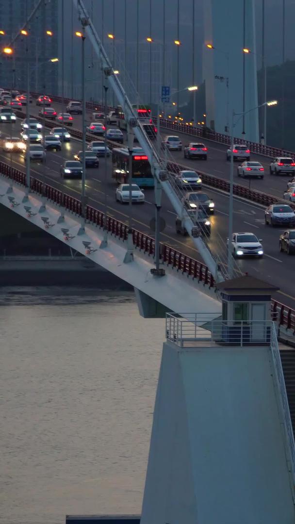 夜晚亮灯时桥上的车流合集视频的预览图