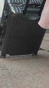 女生拉行李箱脚步特写视频的预览图