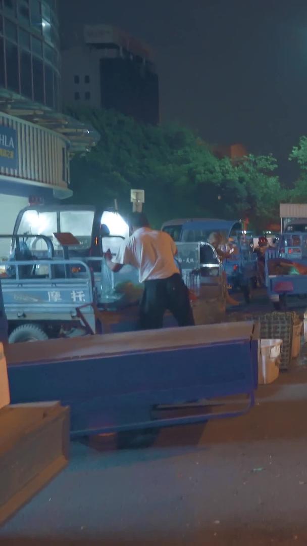 城市地摊小贩卖菜视频的预览图
