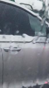 下雨天汽车雨刮器慢镜头视频的预览图