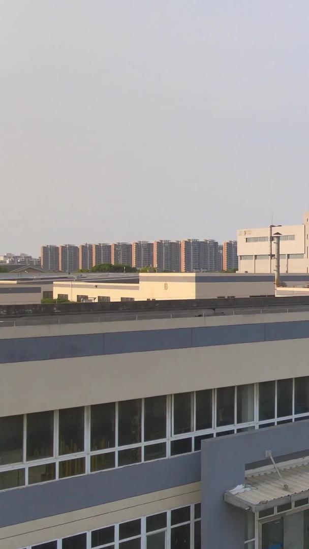 黄昏下的工厂视频的预览图