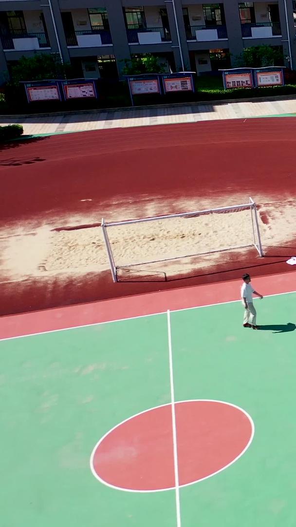 航拍操场上打篮球的少年视频的预览图
