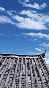 延时摄影风光云南丽江古城古建筑屋顶蓝天白云天空流动的云素材视频的预览图