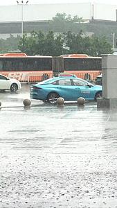 高清拍摄城市夏季街头暴雨广州市天河区视频的预览图
