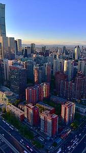 北京CBD建筑高峰期的交通车流延时视频的预览图