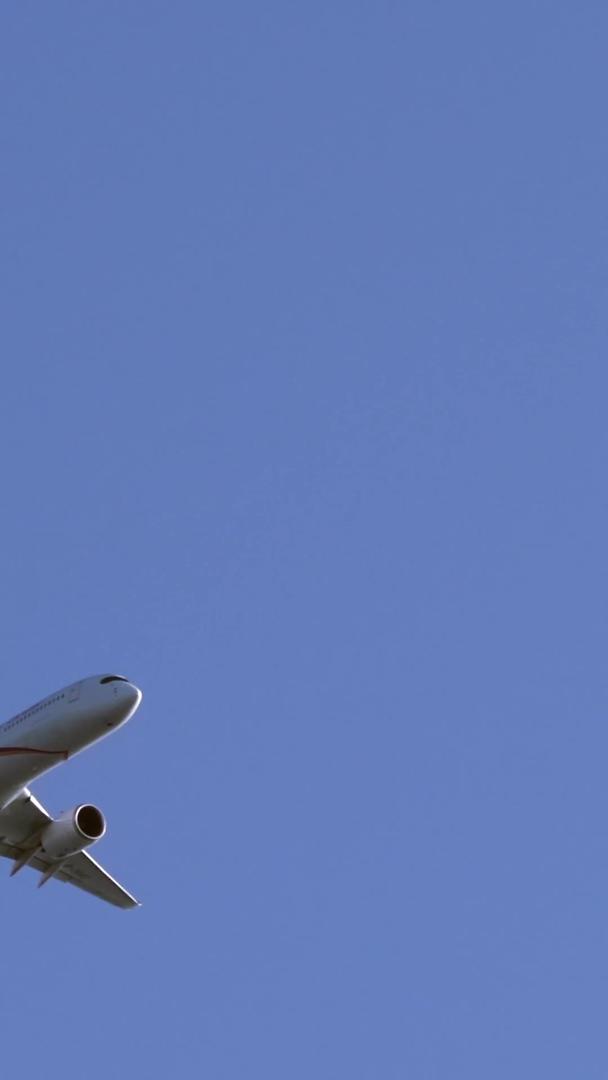 蓝天中的飞机视频的预览图