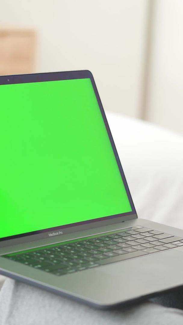 男士触碰绿幕笔记本屏幕视频的预览图