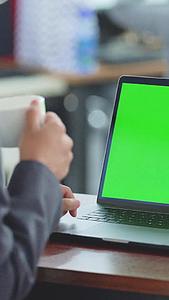 商务办公男性使用绿幕笔记本视频的预览图