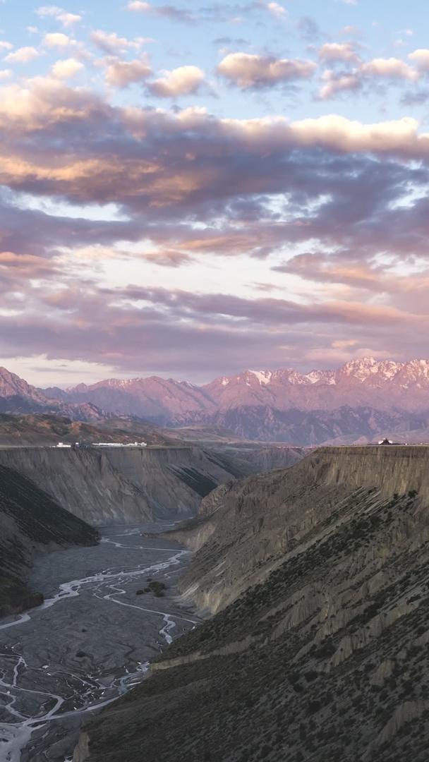 延时新疆河谷山峰云彩视频的预览图
