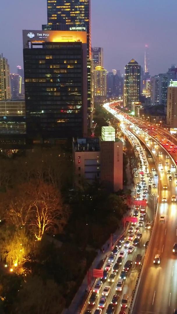 上海城市车流夜景风光视频的预览图