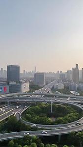 武汉竹叶山立交桥繁忙交通延时摄影视频的预览图