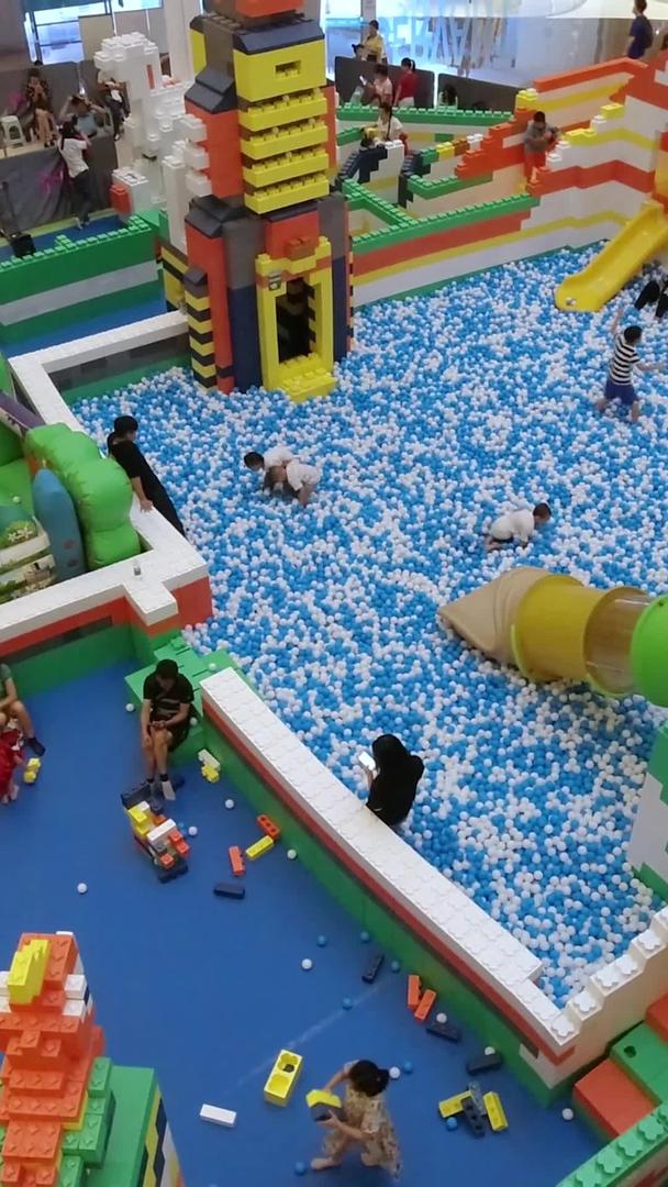 商场室内游乐场愉快玩耍的孩子视频的预览图