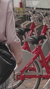 女孩扫码使用城市公共共享自行车视频的预览图