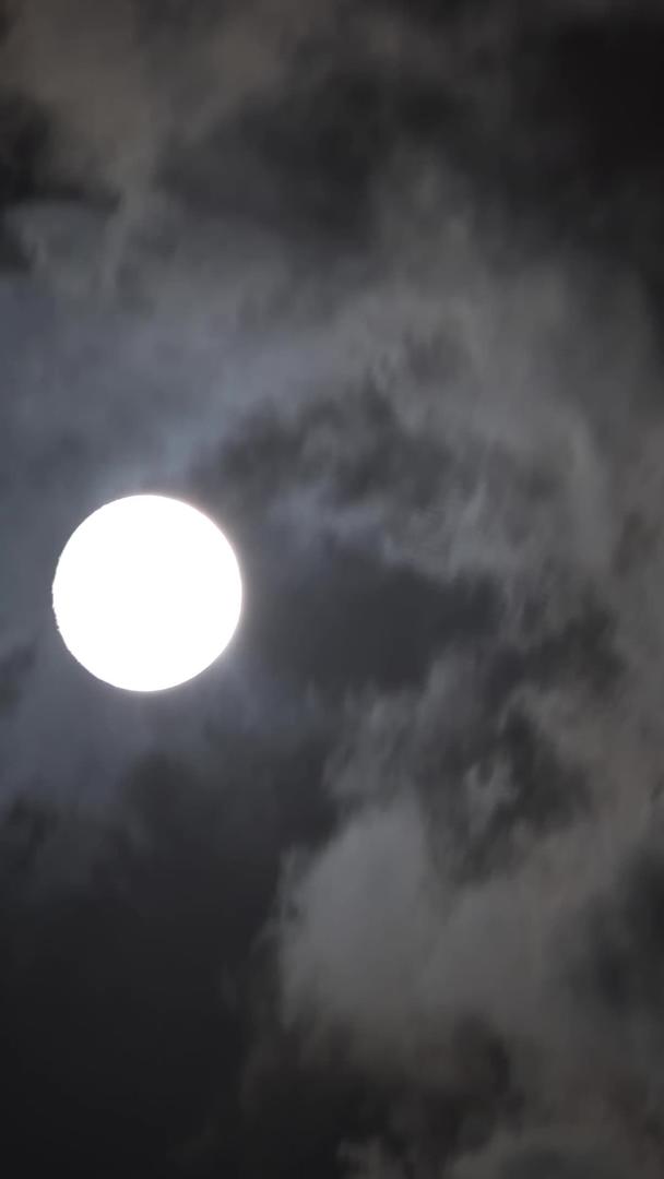 实拍月亮在云里穿梭视频的预览图