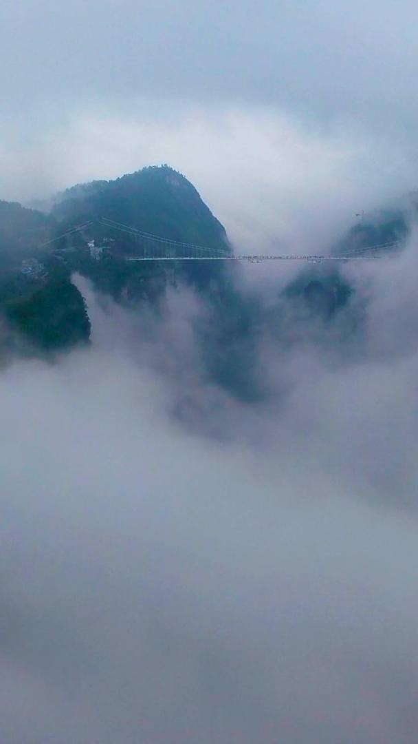 张家界大峡谷玻璃桥航拍视频的预览图